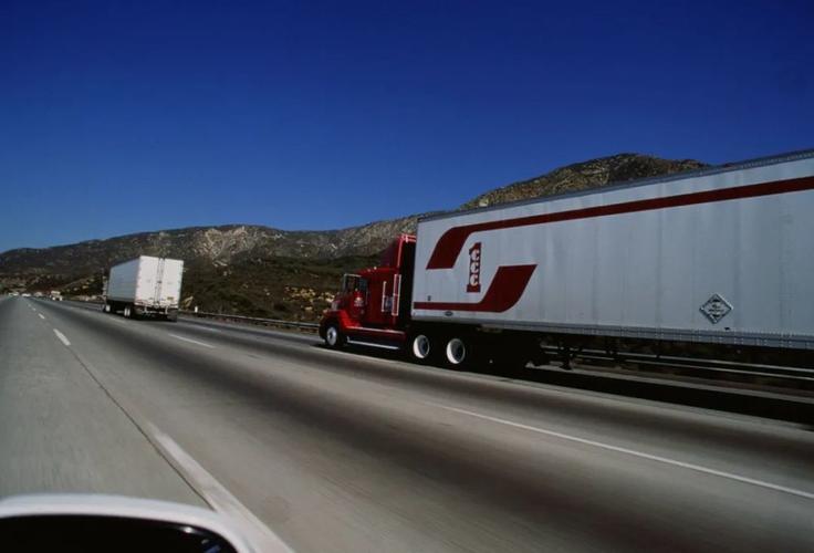 决定禁止危险货物运输车辆在规定时限内通行高速公路.